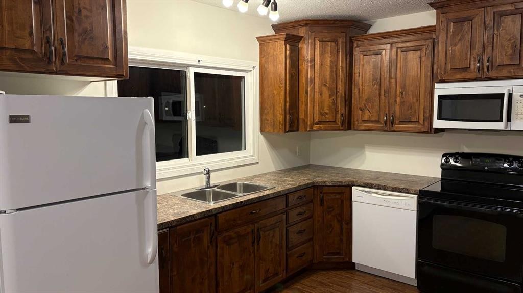 608 2 Street West, Bow Island, AB - Indoor Photo Showing Kitchen With Double Sink