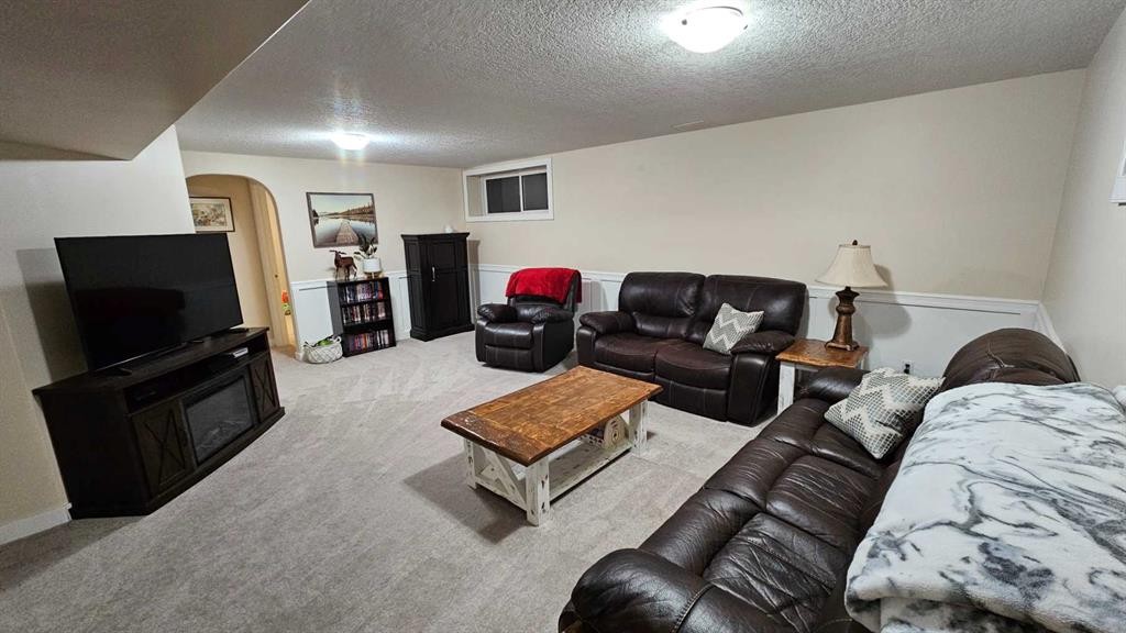 448 Willow Place, Picture Butte, AB - Indoor Photo Showing Living Room