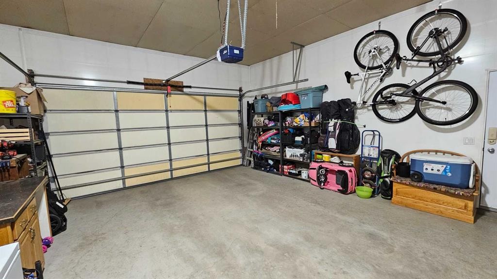 448 Willow Place, Picture Butte, AB - Indoor Photo Showing Garage