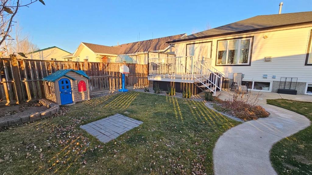 448 Willow Place, Picture Butte, AB - Outdoor