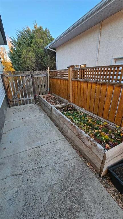 448 Willow Place, Picture Butte, AB - Outdoor