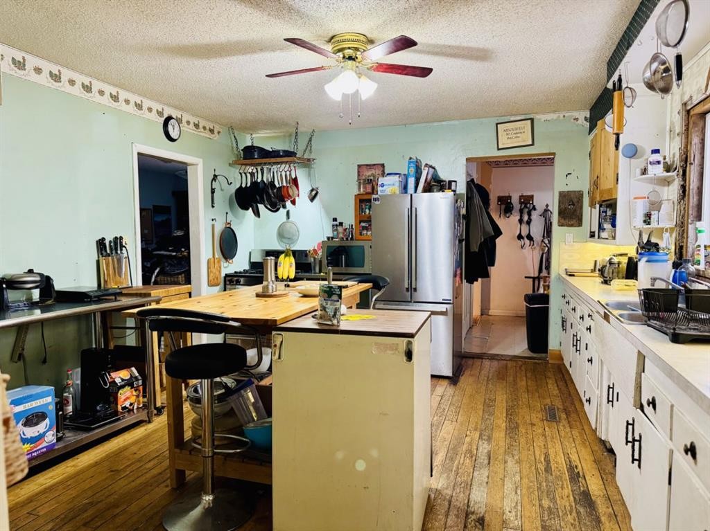 11702 22 Avenue, Blairmore, AB - Indoor Photo Showing Kitchen