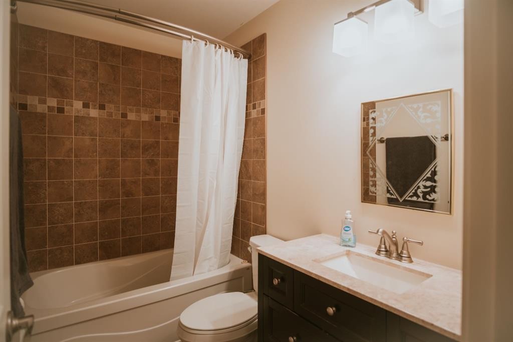 1201 8 Avenue South, Lethbridge, AB - Indoor Photo Showing Bathroom