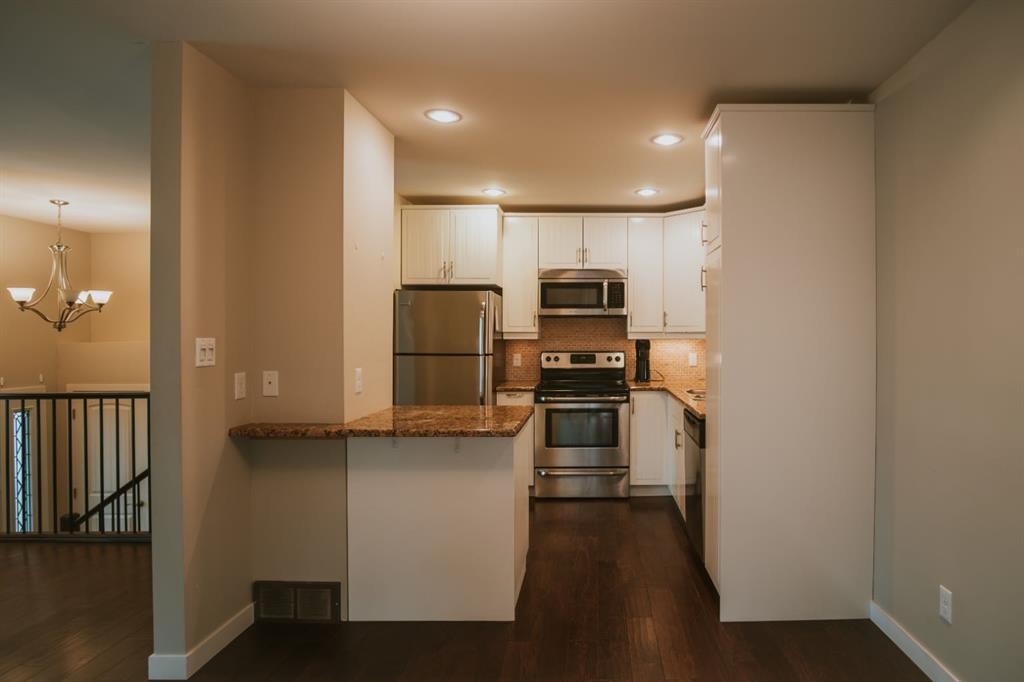 1201 8 Avenue South, Lethbridge, AB - Indoor Photo Showing Kitchen