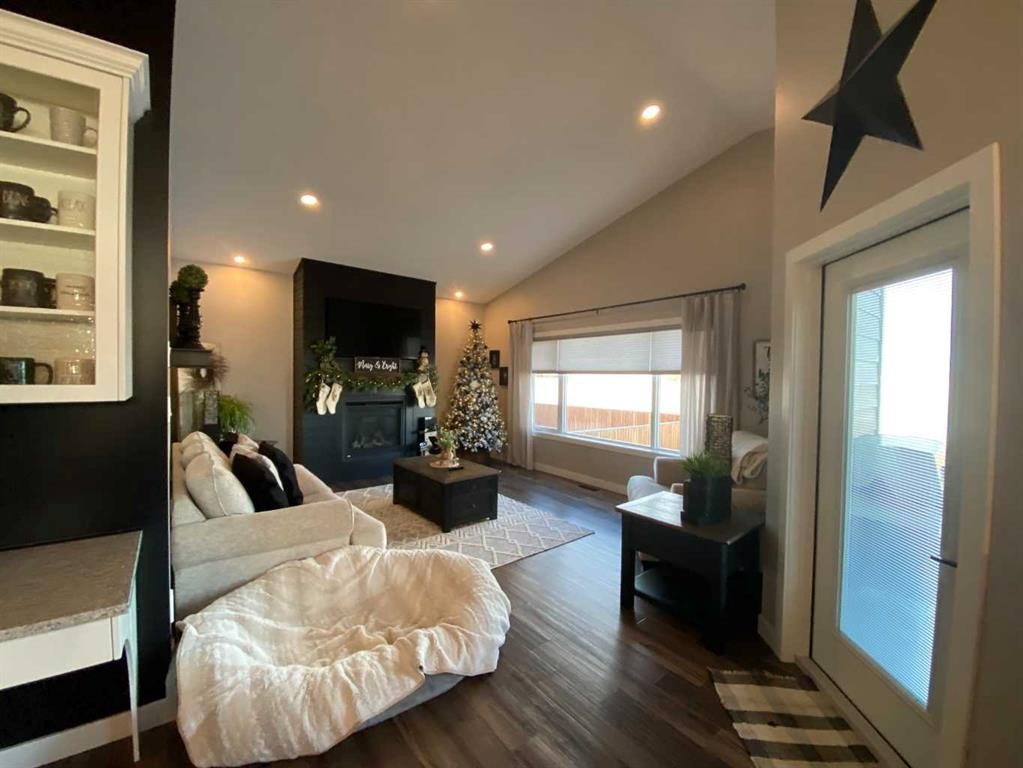 4237 60 Avenue, Taber, AB - Indoor Photo Showing Living Room