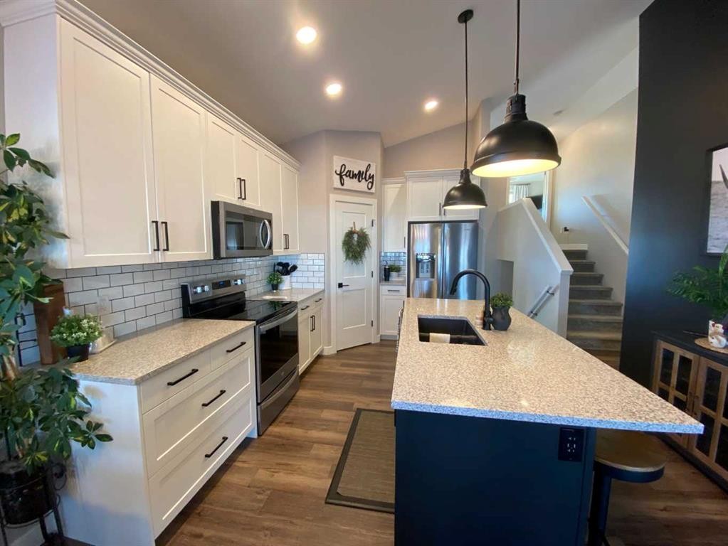 4237 60 Avenue, Taber, AB - Indoor Photo Showing Kitchen With Double Sink With Upgraded Kitchen