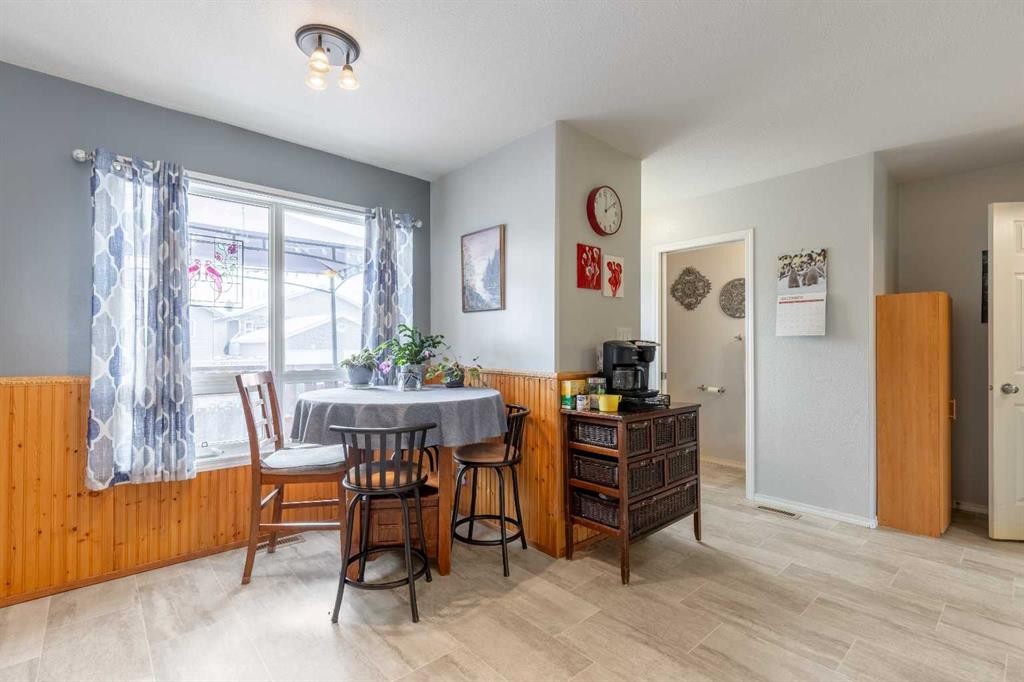 114 Lynx Cove North, Lethbridge, AB - Indoor Photo Showing Dining Room