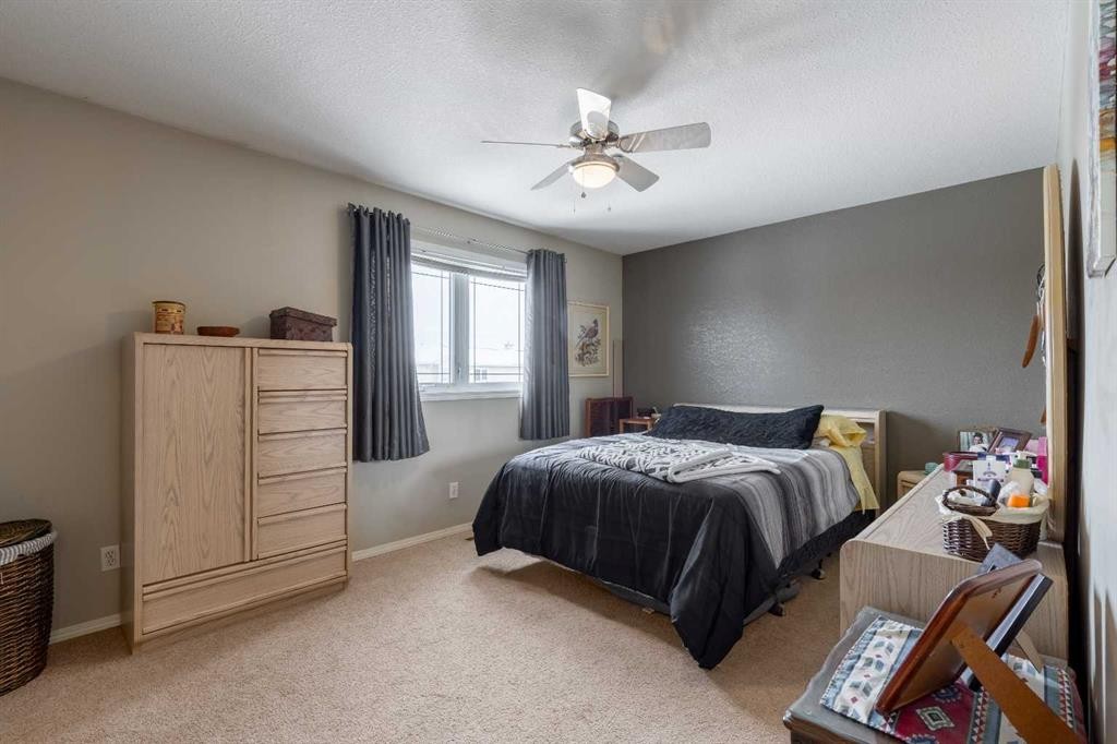 114 Lynx Cove North, Lethbridge, AB - Indoor Photo Showing Bedroom