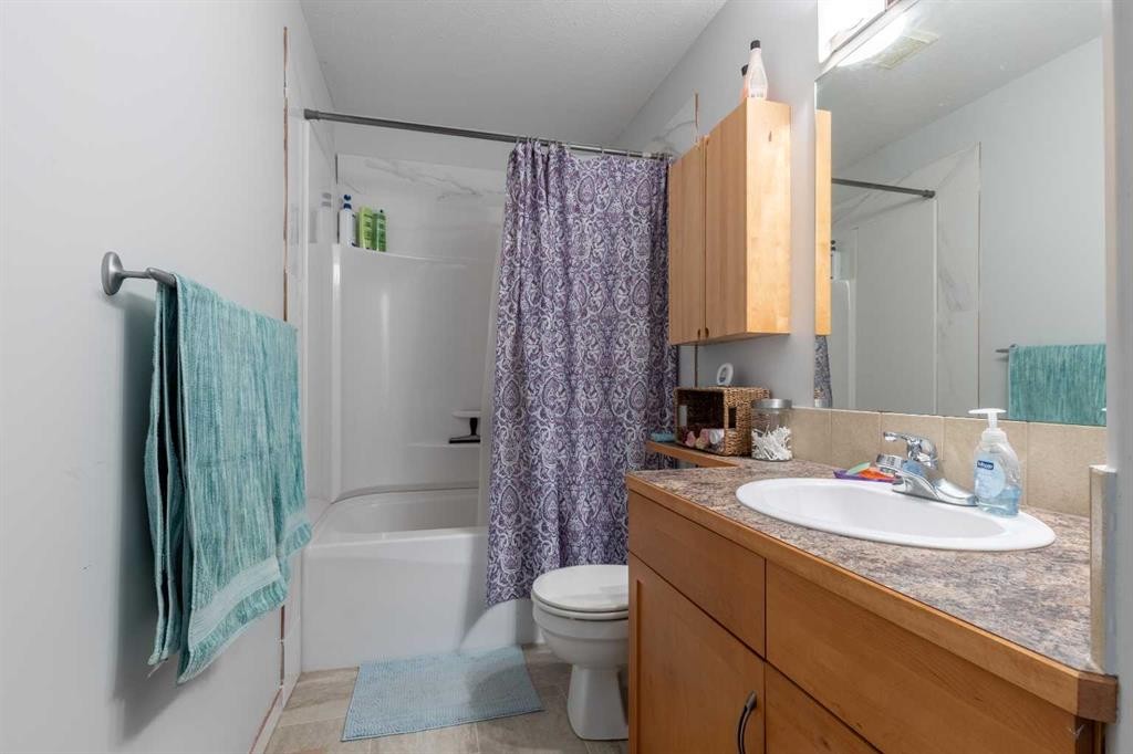 114 Lynx Cove North, Lethbridge, AB - Indoor Photo Showing Bathroom