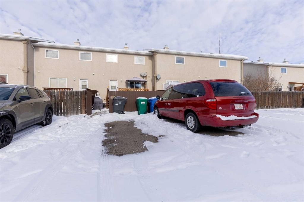 114 Lynx Cove North, Lethbridge, AB - Outdoor With Exterior