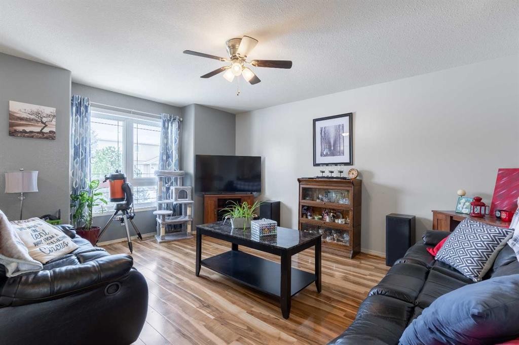 114 Lynx Cove North, Lethbridge, AB - Indoor Photo Showing Living Room