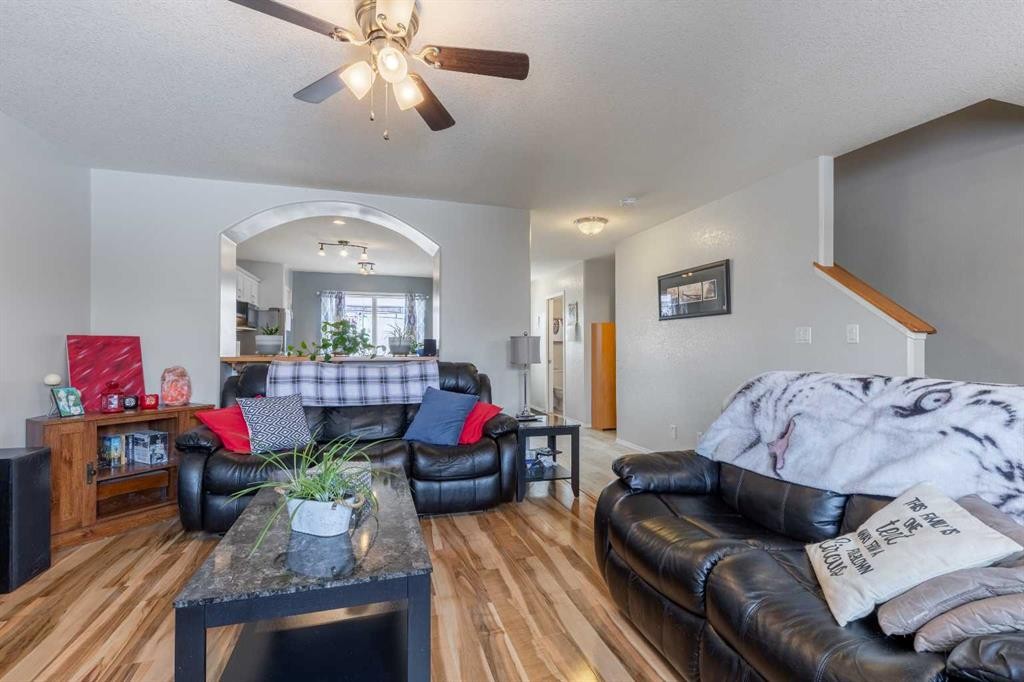 114 Lynx Cove North, Lethbridge, AB - Indoor Photo Showing Living Room