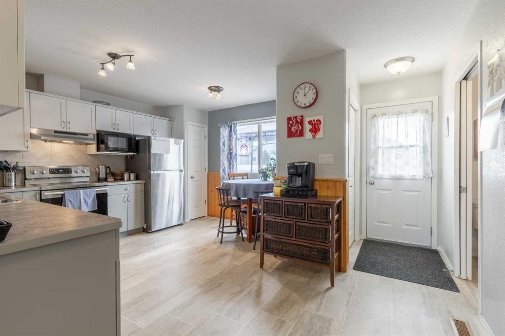 114 Lynx Cove North, Lethbridge, AB - Indoor Photo Showing Kitchen