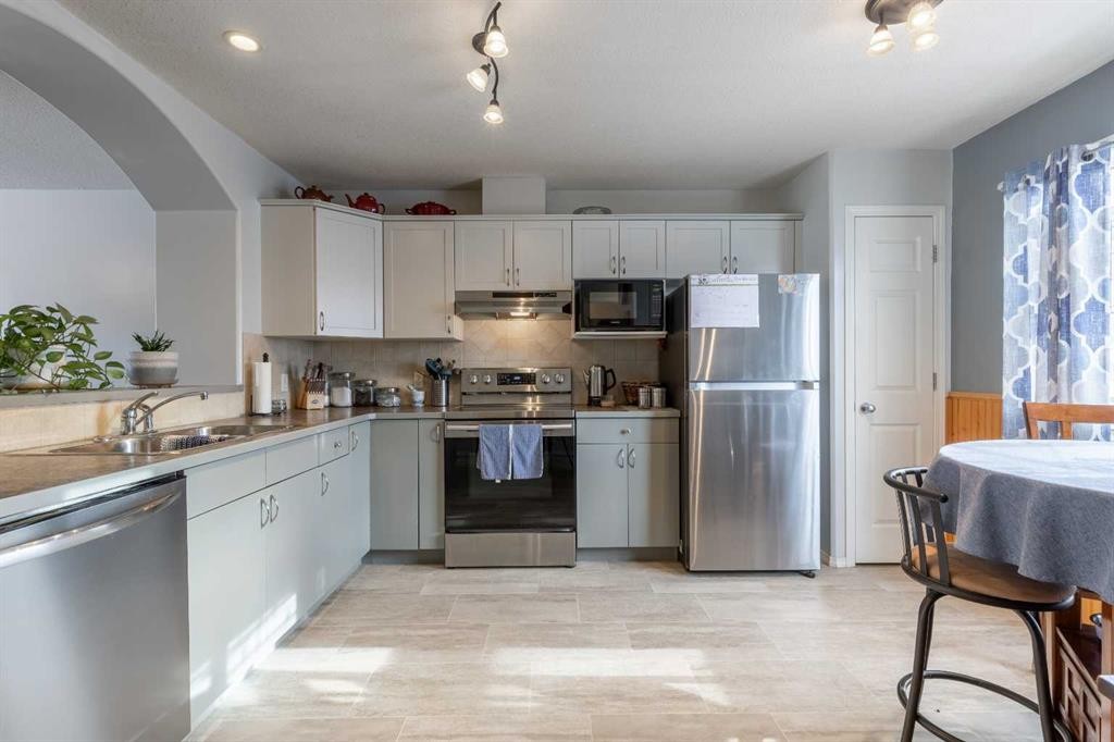 114 Lynx Cove North, Lethbridge, AB - Indoor Photo Showing Kitchen With Double Sink