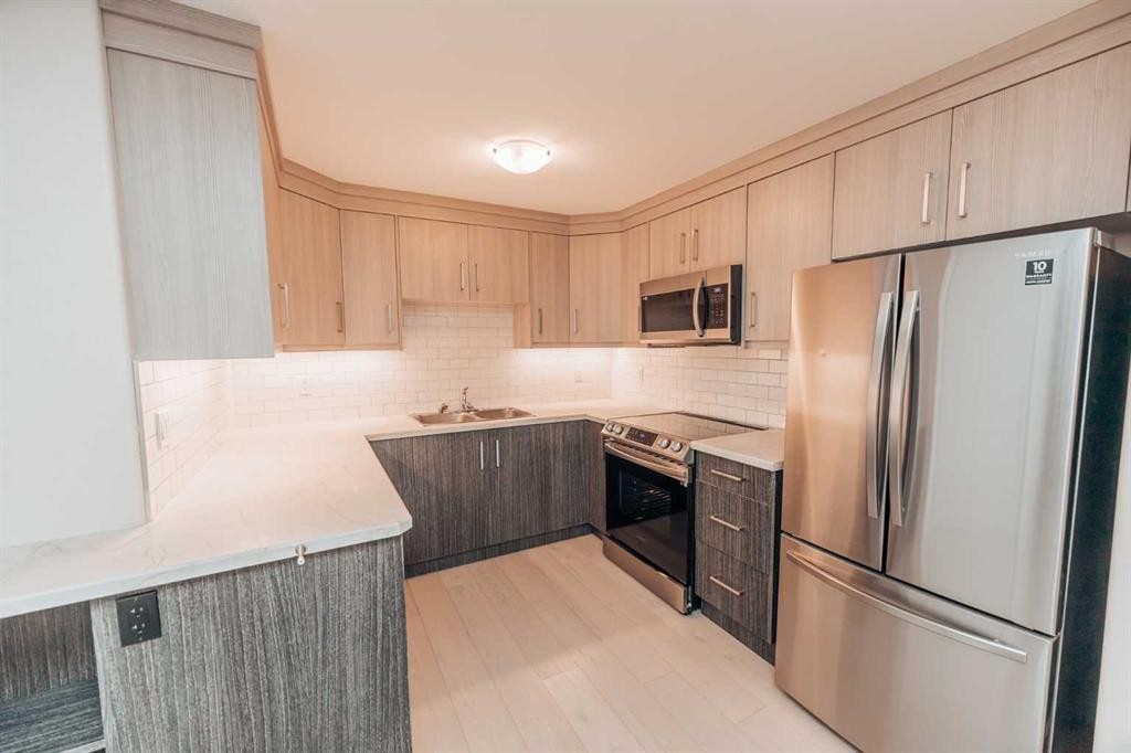114 15 Street North, Lethbridge, AB - Indoor Photo Showing Kitchen