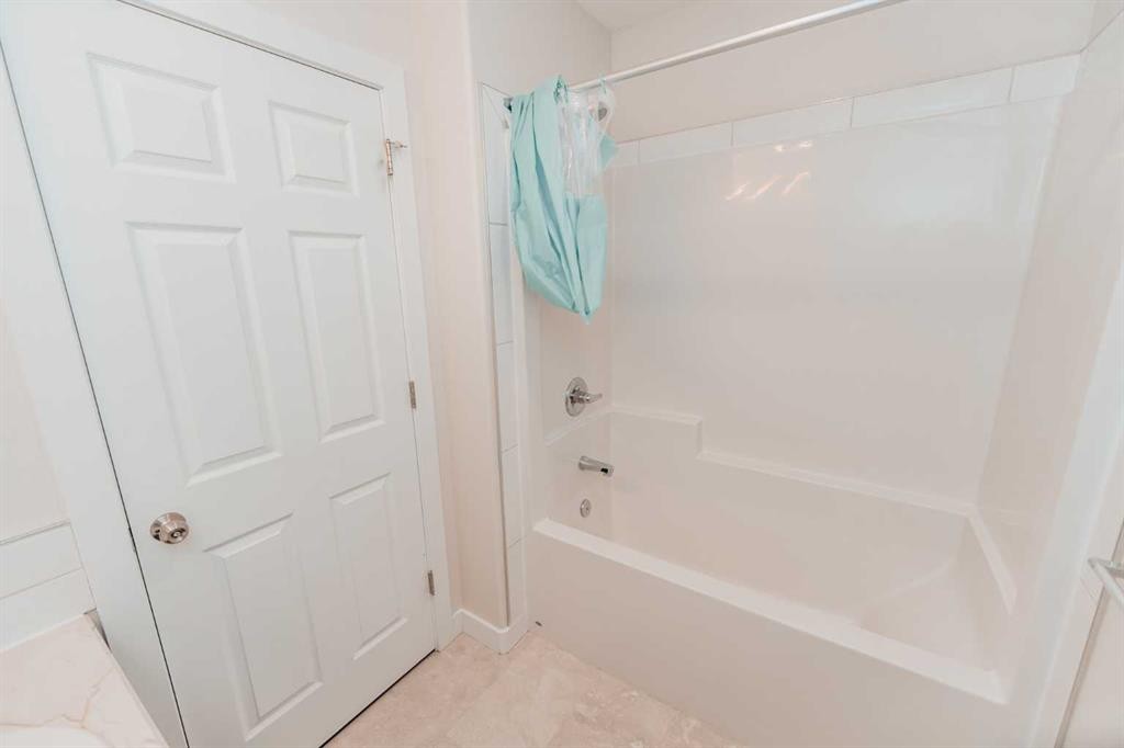 114 15 Street North, Lethbridge, AB - Indoor Photo Showing Bathroom