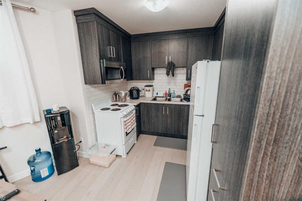 114 15 Street North, Lethbridge, AB - Indoor Photo Showing Kitchen