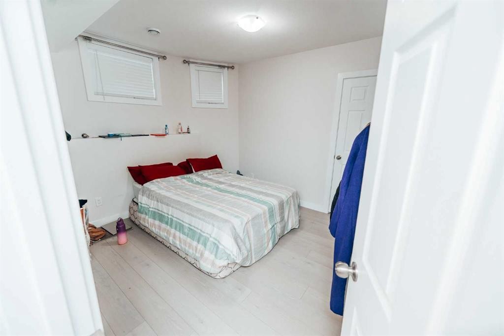 114 15 Street North, Lethbridge, AB - Indoor Photo Showing Bedroom