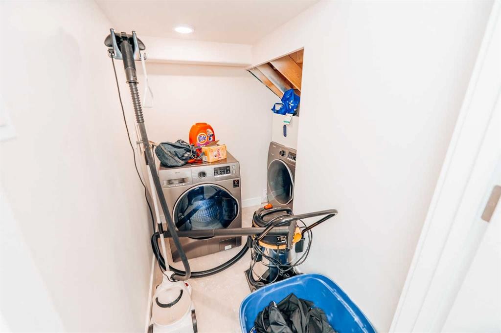 114 15 Street North, Lethbridge, AB - Indoor Photo Showing Laundry Room