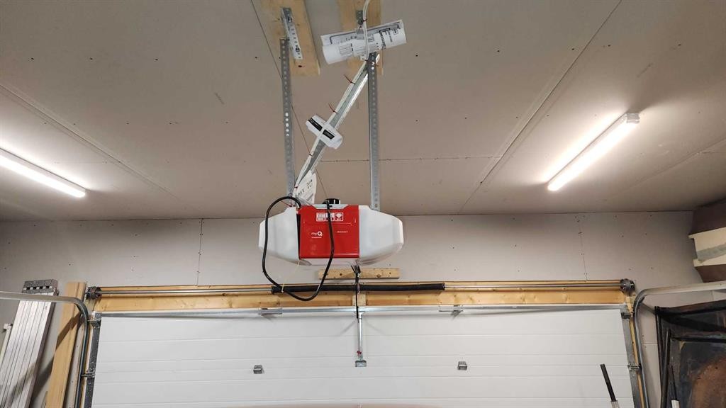 114 15 Street North, Lethbridge, AB - Indoor Photo Showing Garage