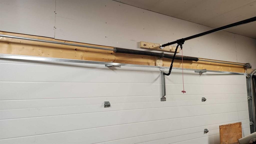 114 15 Street North, Lethbridge, AB - Indoor Photo Showing Garage