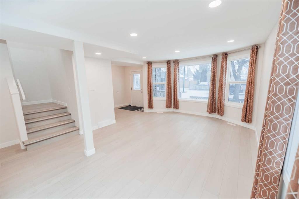 114 15 Street North, Lethbridge, AB - Indoor Photo Showing Other Room