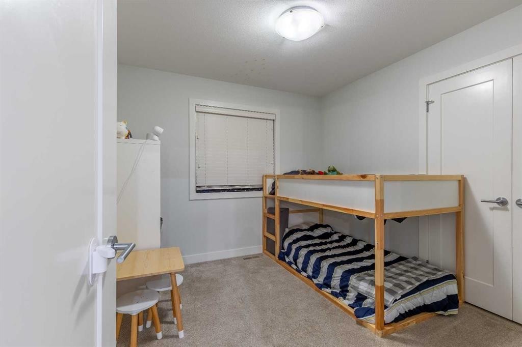 59 Kensington Road West, Lethbridge, AB - Indoor Photo Showing Bedroom
