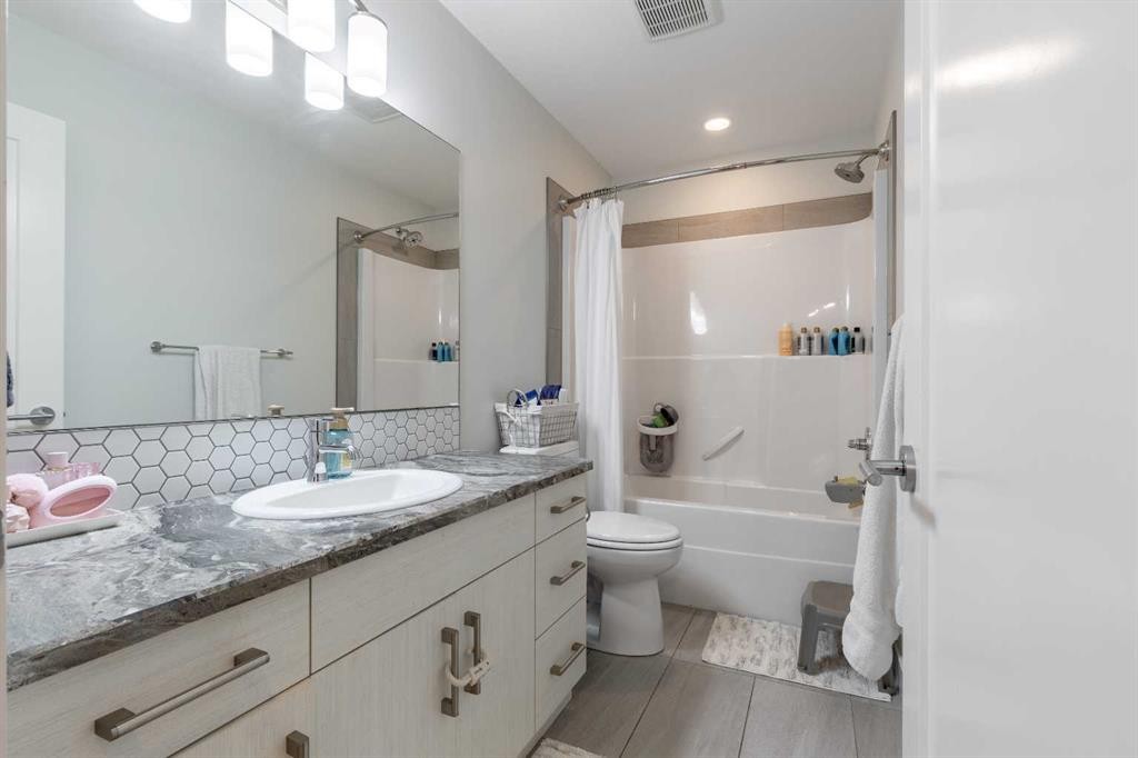 59 Kensington Road West, Lethbridge, AB - Indoor Photo Showing Bathroom