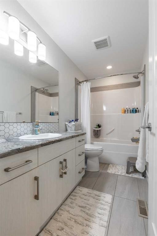59 Kensington Road West, Lethbridge, AB - Indoor Photo Showing Bathroom