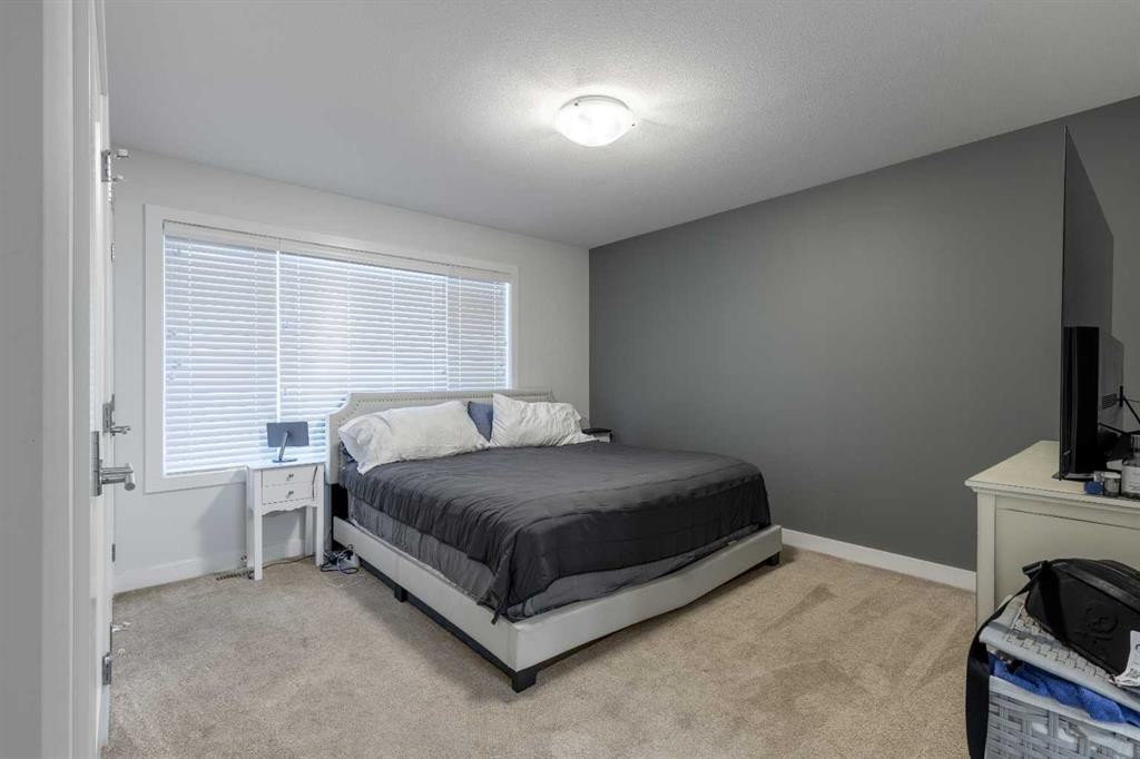 59 Kensington Road West, Lethbridge, AB - Indoor Photo Showing Bedroom