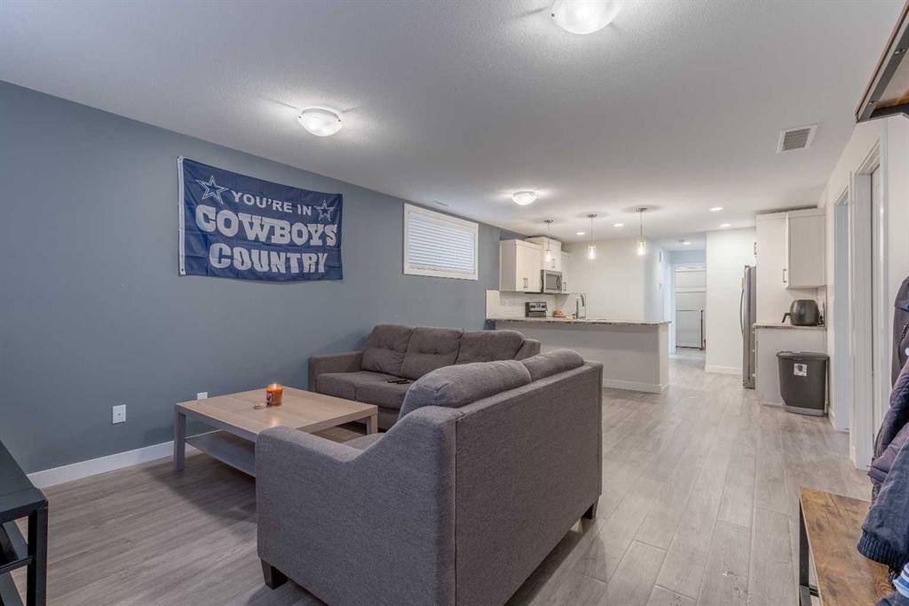 59 Kensington Road West, Lethbridge, AB - Indoor Photo Showing Living Room
