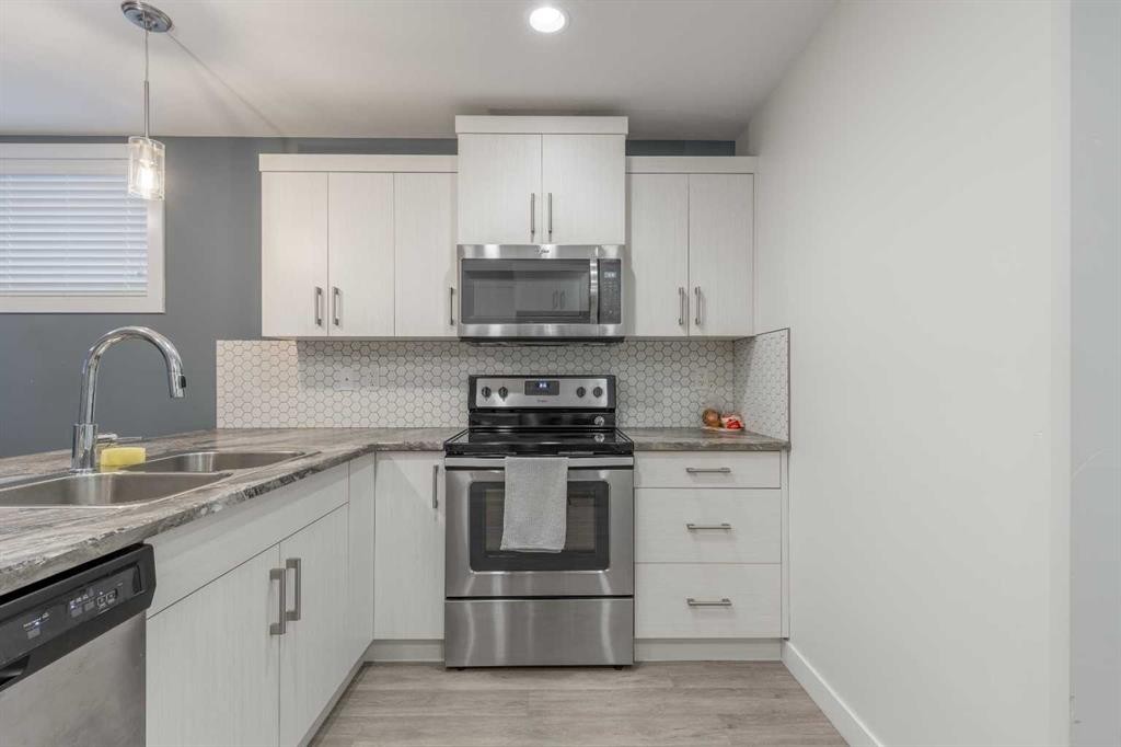 59 Kensington Road West, Lethbridge, AB - Indoor Photo Showing Kitchen With Double Sink With Upgraded Kitchen