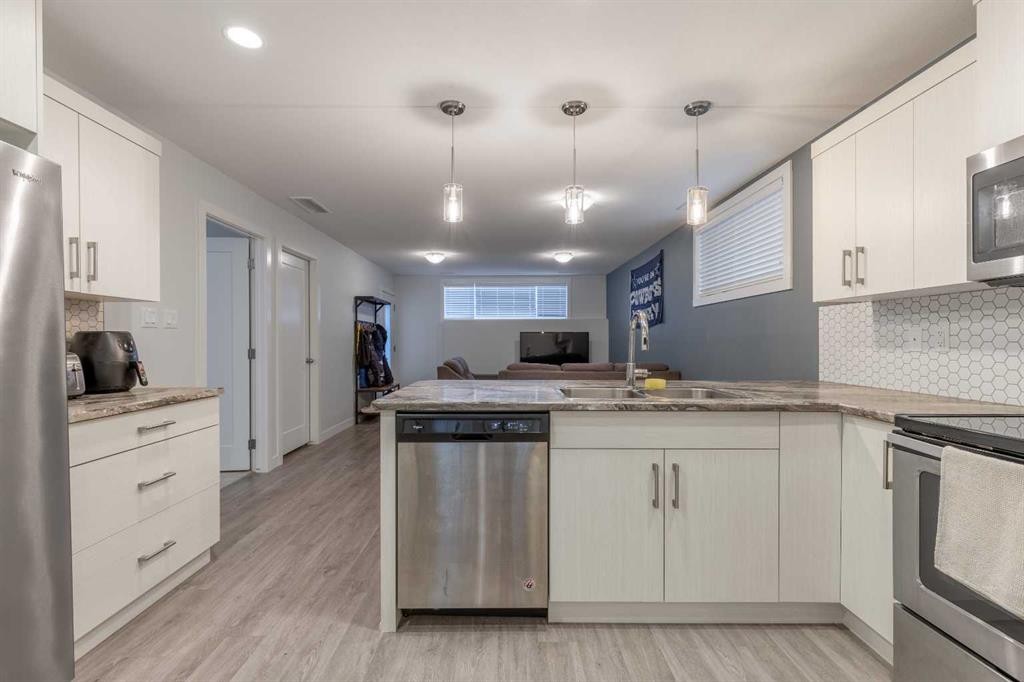 59 Kensington Road West, Lethbridge, AB - Indoor Photo Showing Kitchen With Double Sink With Upgraded Kitchen