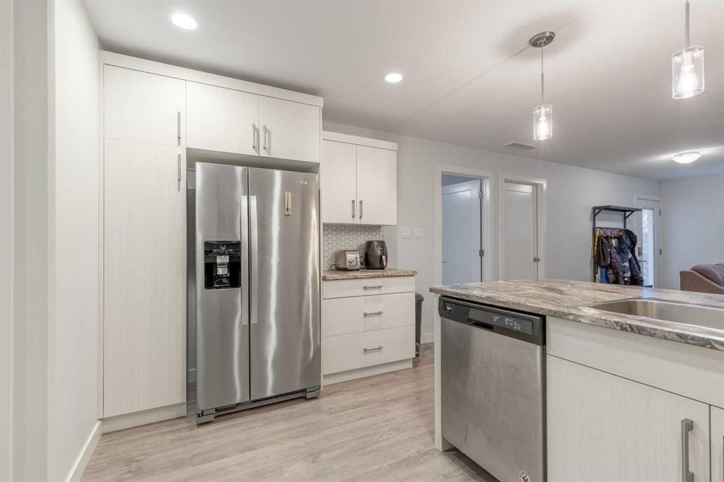 59 Kensington Road West, Lethbridge, AB - Indoor Photo Showing Kitchen