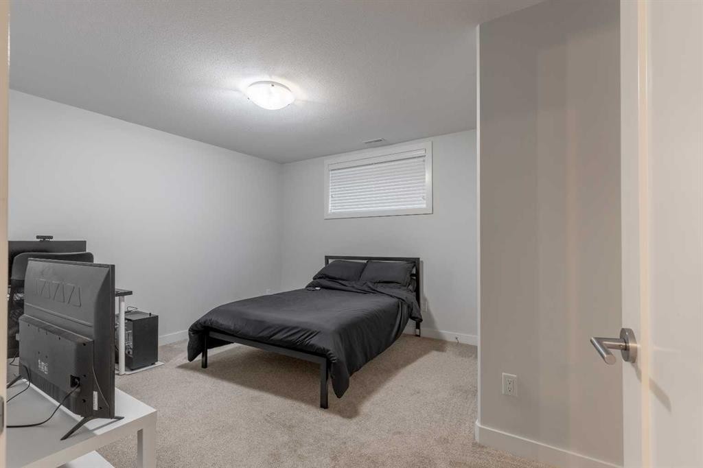 59 Kensington Road West, Lethbridge, AB - Indoor Photo Showing Bedroom