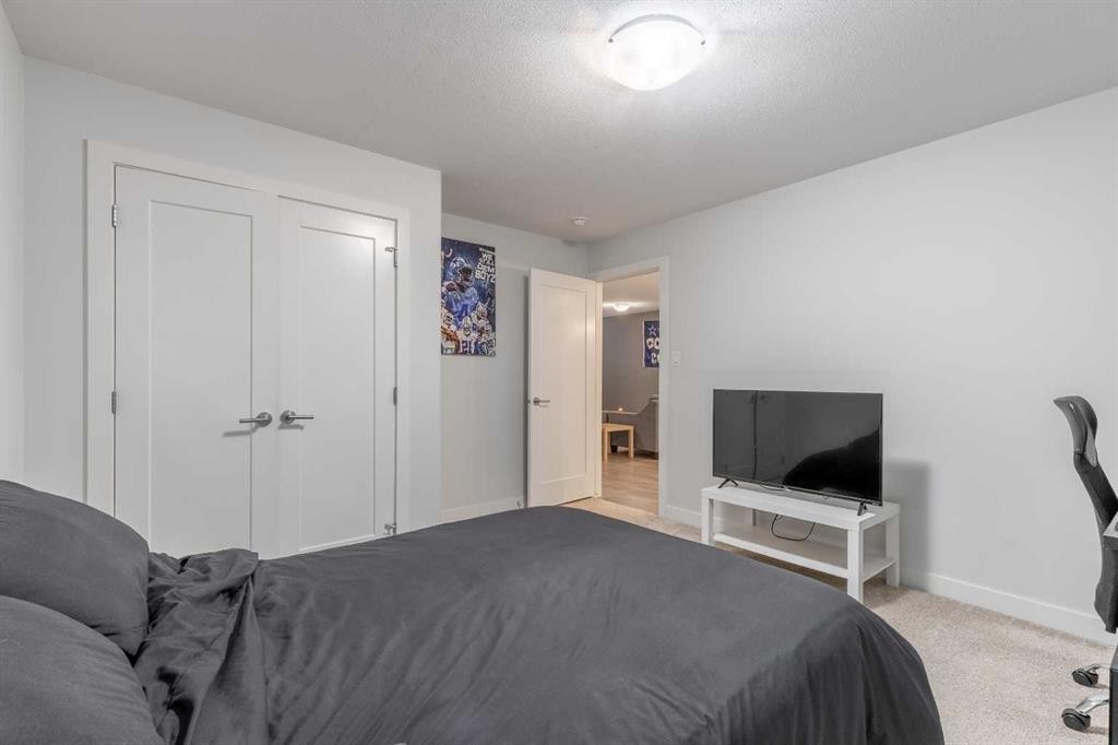 59 Kensington Road West, Lethbridge, AB - Indoor Photo Showing Bedroom