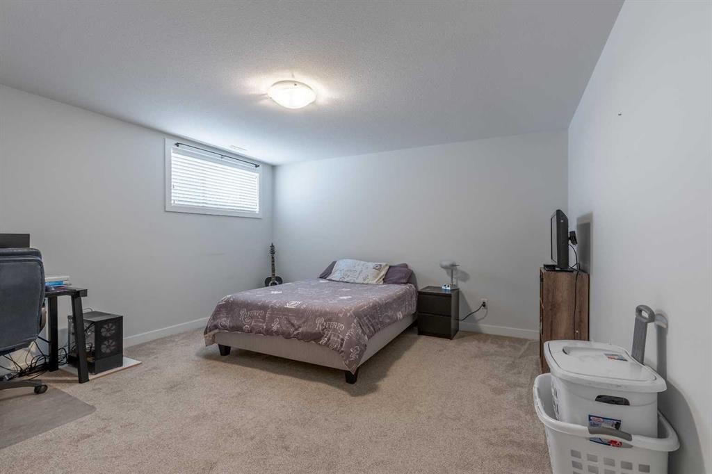 59 Kensington Road West, Lethbridge, AB - Indoor Photo Showing Bedroom