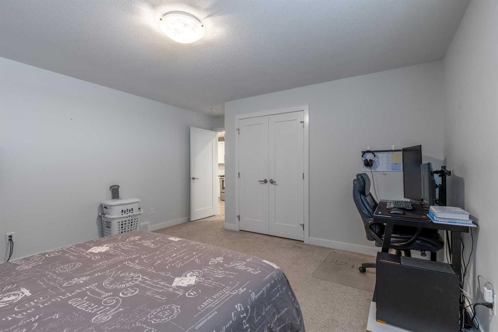59 Kensington Road West, Lethbridge, AB - Indoor Photo Showing Bedroom