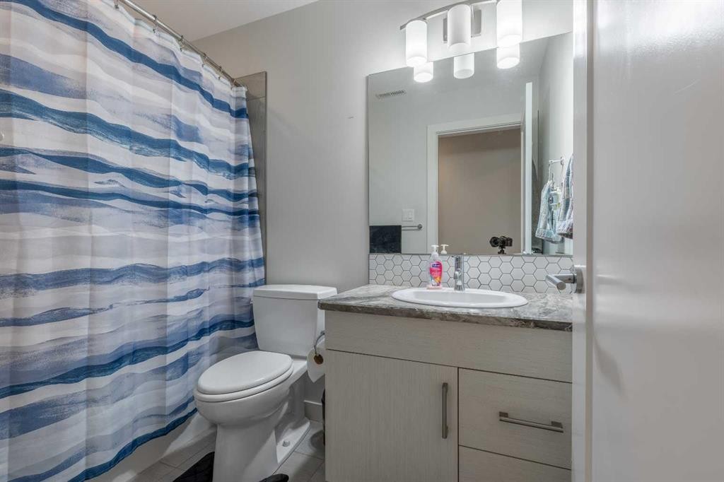 59 Kensington Road West, Lethbridge, AB - Indoor Photo Showing Bathroom