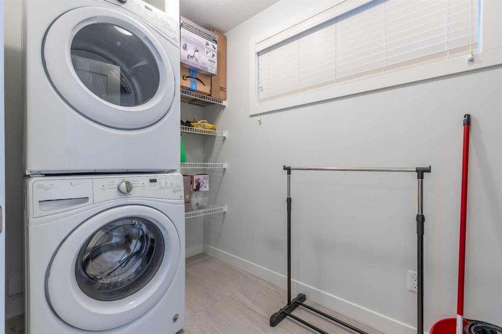 59 Kensington Road West, Lethbridge, AB - Indoor Photo Showing Laundry Room