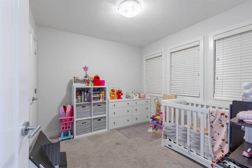 59 Kensington Road West, Lethbridge, AB - Indoor Photo Showing Bedroom