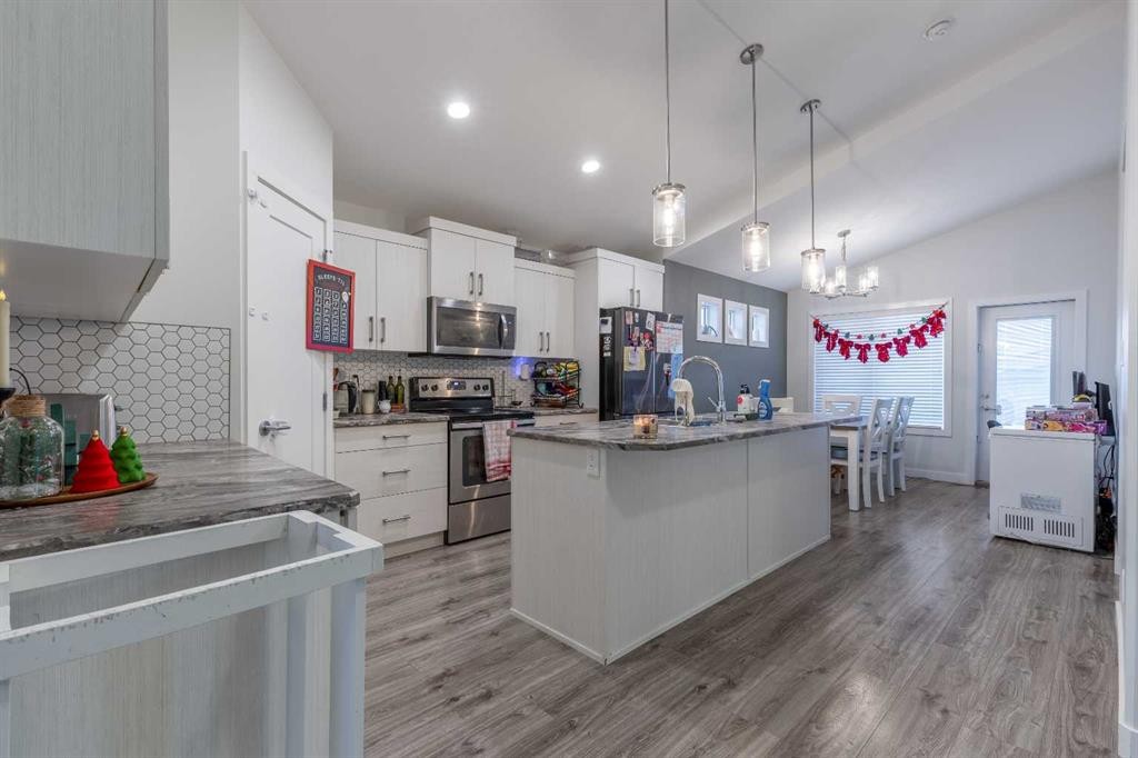 59 Kensington Road West, Lethbridge, AB - Indoor Photo Showing Kitchen With Upgraded Kitchen
