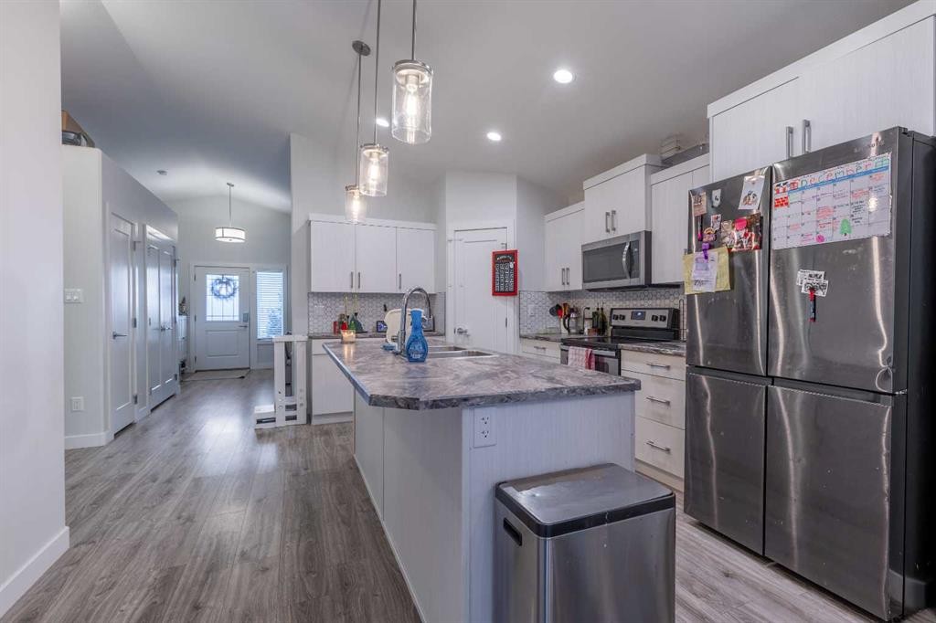 59 Kensington Road West, Lethbridge, AB - Indoor Photo Showing Kitchen With Upgraded Kitchen