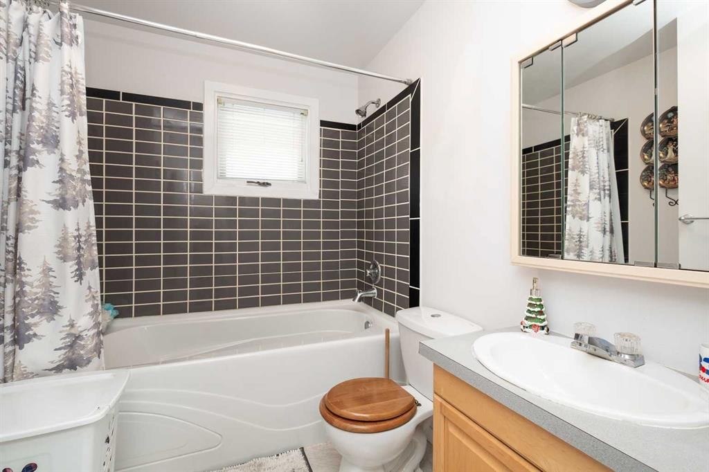 602 27 Street North, Lethbridge, AB - Indoor Photo Showing Bathroom
