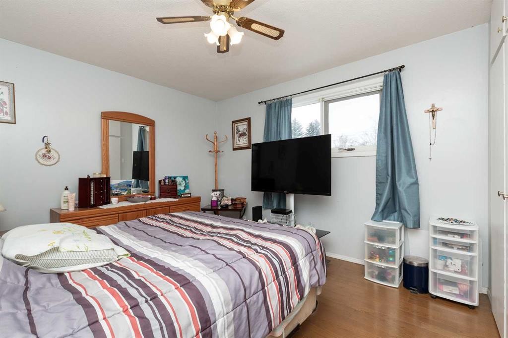 602 27 Street North, Lethbridge, AB - Indoor Photo Showing Bedroom