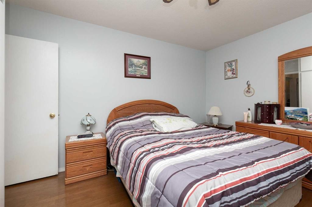 602 27 Street North, Lethbridge, AB - Indoor Photo Showing Bedroom