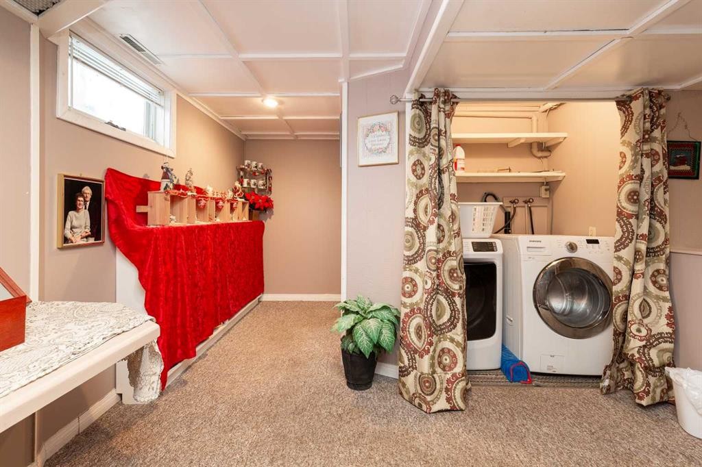 602 27 Street North, Lethbridge, AB - Indoor Photo Showing Laundry Room