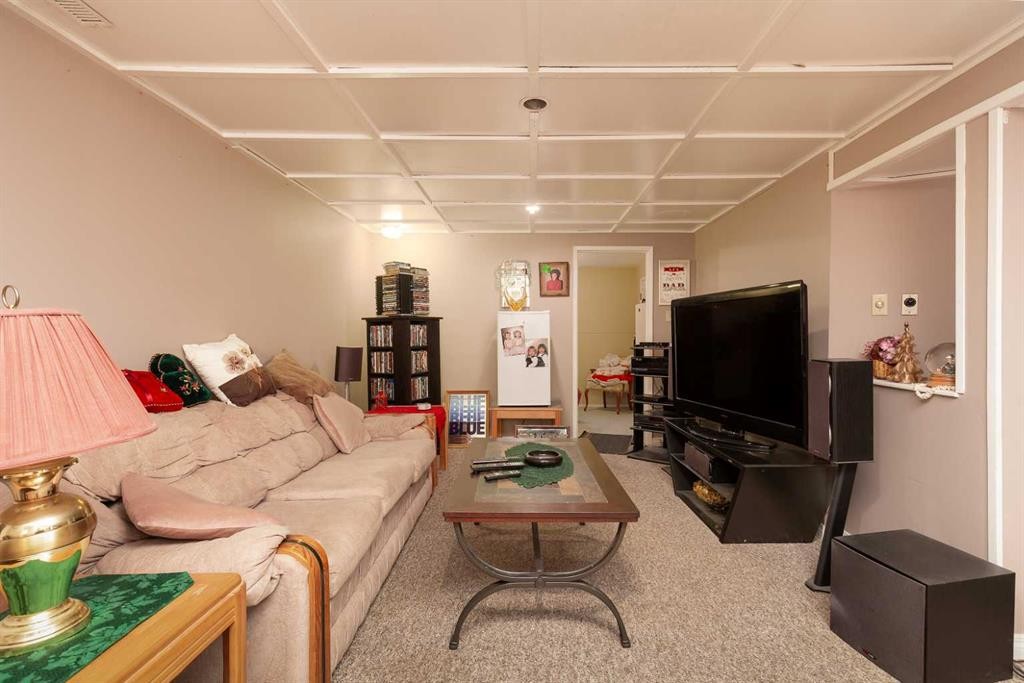 602 27 Street North, Lethbridge, AB - Indoor Photo Showing Other Room