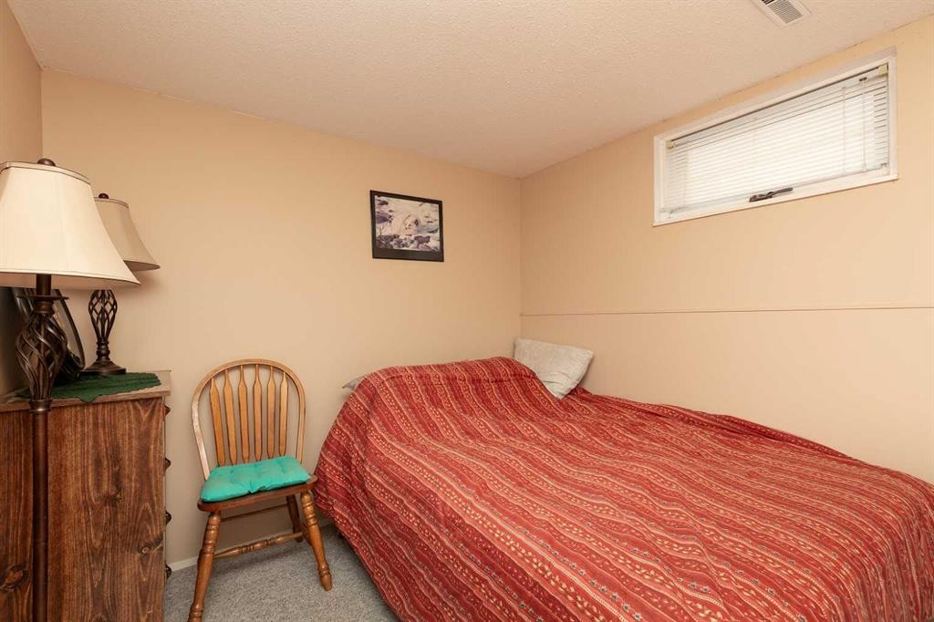 602 27 Street North, Lethbridge, AB - Indoor Photo Showing Bedroom