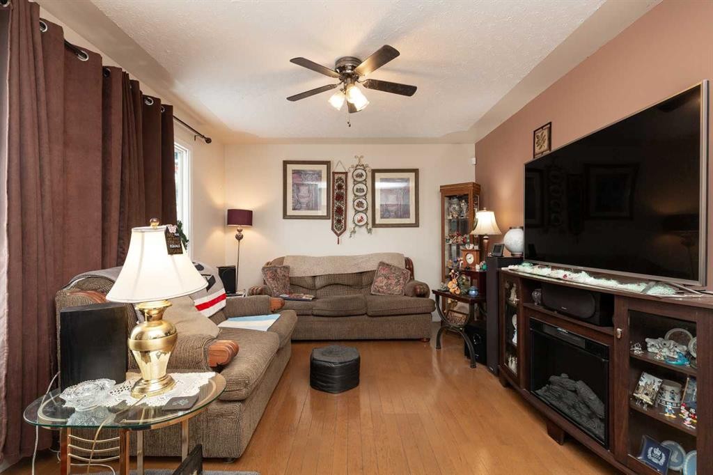 602 27 Street North, Lethbridge, AB - Indoor Photo Showing Living Room